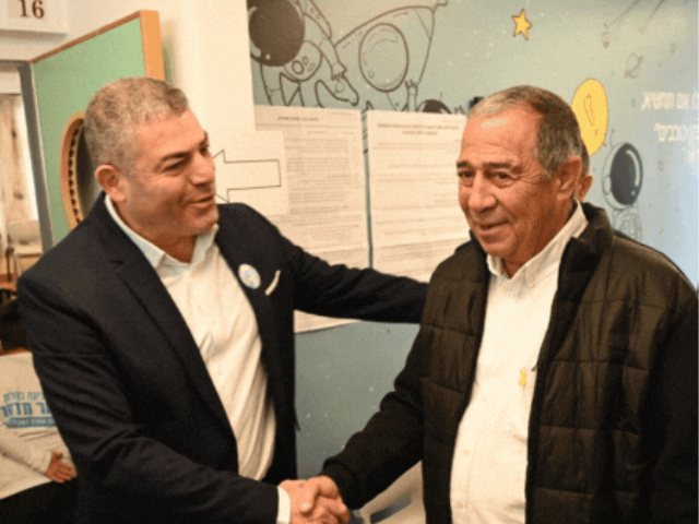 פרגון ולחיצת ידיים בכניסה לקלפי בנס ציונה שמואל בוקסר ועידן יגודה 