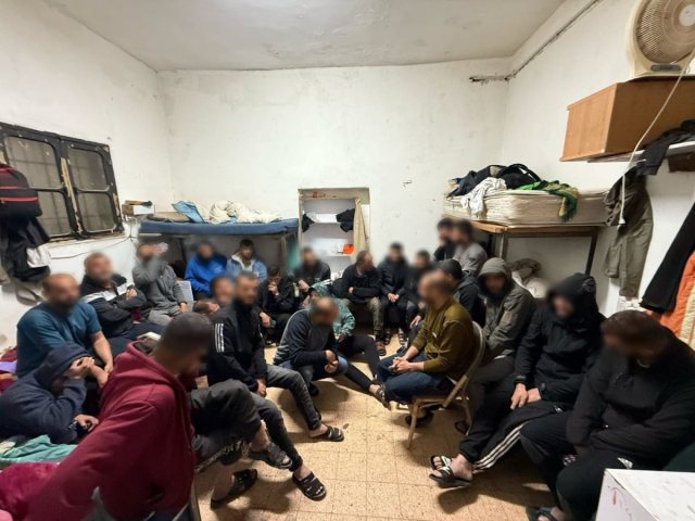  49 שוהים בלתי חוקיים נעצרו הלילה בפעילות מבצעית ממוקדת ברמלה קרדיט: דוברות המשטרה.