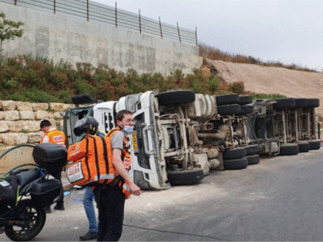 תאונת משאית בכניסה לנס ציונה צילום איחוד הצלה 