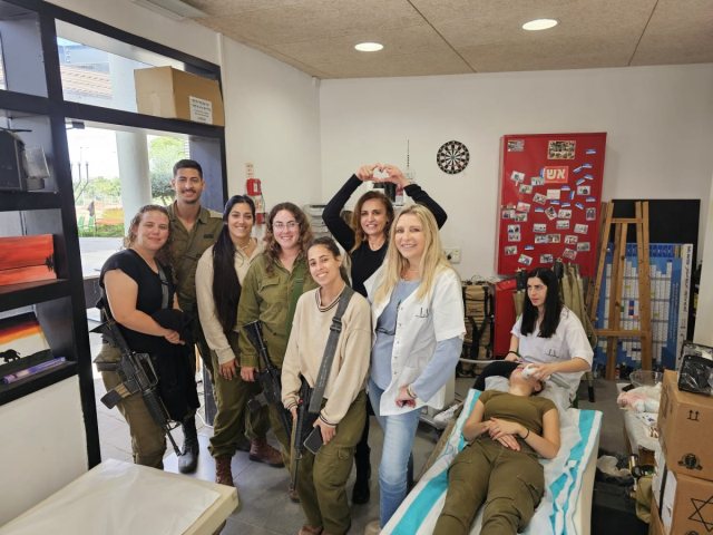 דר להבית אקרמן בטיפולי פנים ללוחמות ולוחמים צילום ישי אקרמן