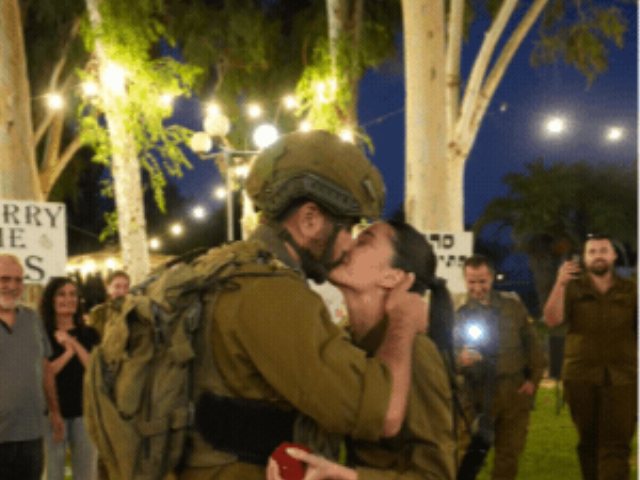טל מציעה נישואים לסהר שיהיה במזל טוב צילום דובר צהל 
