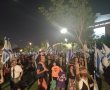 מאות רבות הערב בהפגנה במשכן לאומנויות הבמה