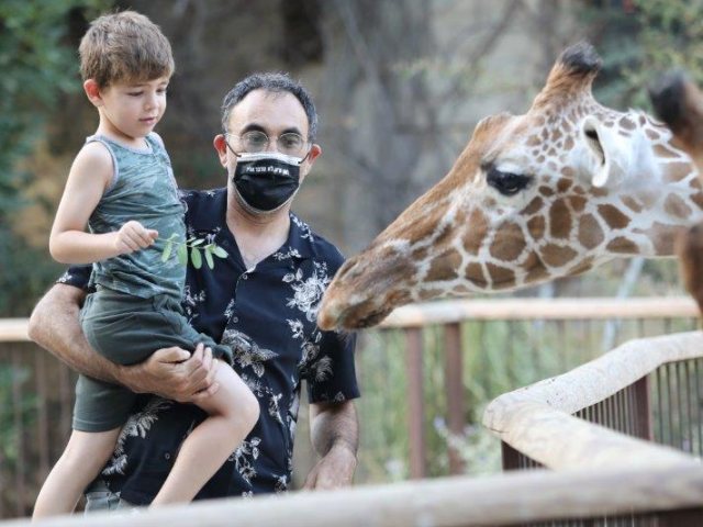 צילום סטילס ווידאו: רפי דלויה בתמונה קטורזה עם הילד וחברה גבוהה