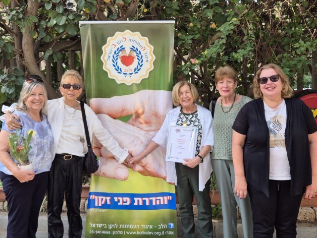 שרה, (עם התעודה ביד) וחברותיה מ"עמית"