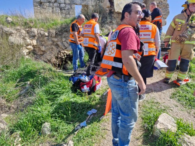 שבעה צעירים נפלו מגובה עם גג שקרס בלטרון צילום איחוד הצלה 