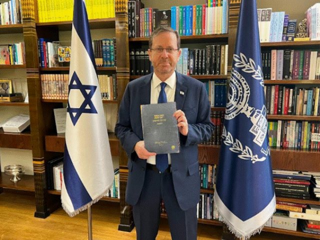 נשיא המדינה יצחק הרצוג   צילום באדיבות  המועצה לשימור אתרי מורשת בישראל  