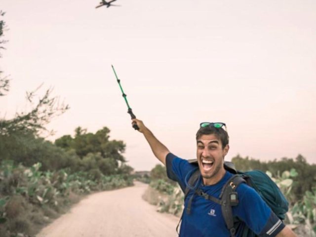 אוהד הנווד מחלק גלידות בשביל ישראל צילום מתוך פייסבוק 