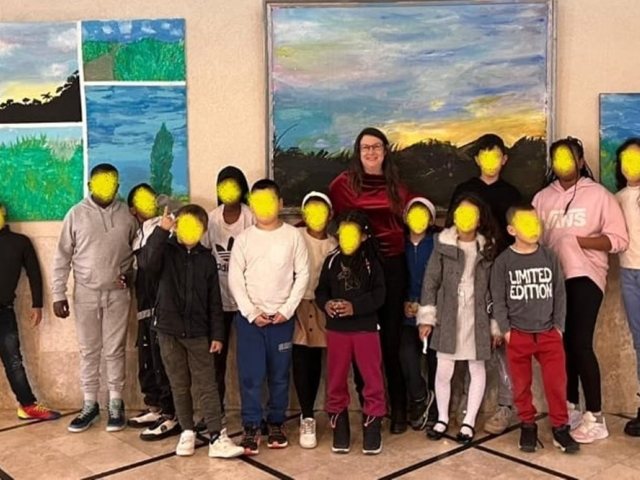 אפרת והילדים המציירים לאחר שטושטשו