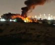 שריפה במבנה בחולון: צוותי כיבוי בזירה ובלוני גז בסיכון