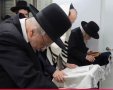 הרבנים הירש ולנדו בתפילה משותפת. צילום מסך יוטיוב