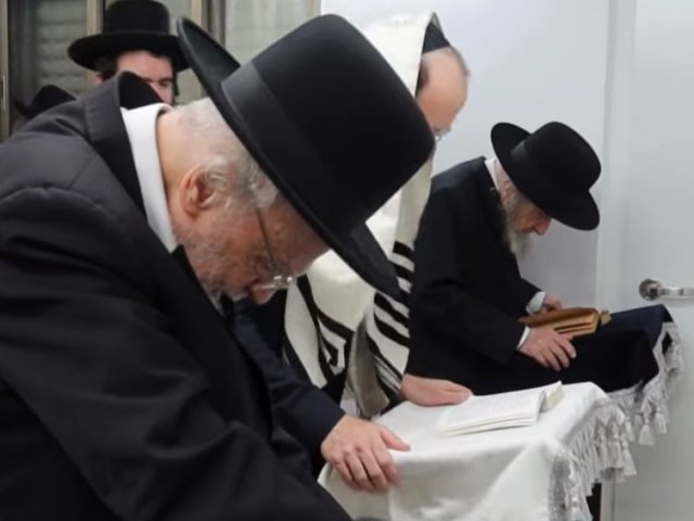 הרבנים הירש ולנדו בתפילה משותפת. צילום מסך יוטיוב