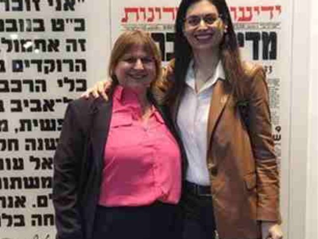 גאולה בבית "ידיעות" בדרכה לועדת הפרס