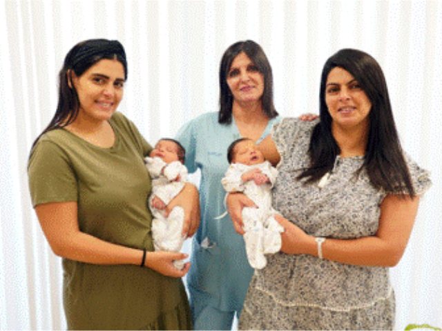מימין לשמאל: אושר אזואלי סימה ערוסי (הסבתא) וחן מנחם קרדיט צילום_ המרכז הרפואי קפלן