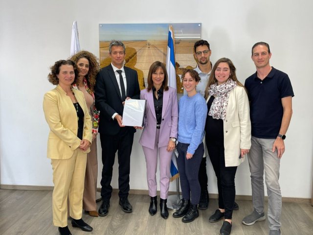 חברי הוועדה עם ההמלצות קרדיט דוברות משרד התקשורת