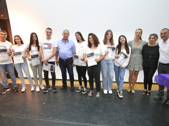 תנו להם את הכבוד המגיע להם חלק מתלמידי התיכון של נס ציונה עם אות ההערכה 