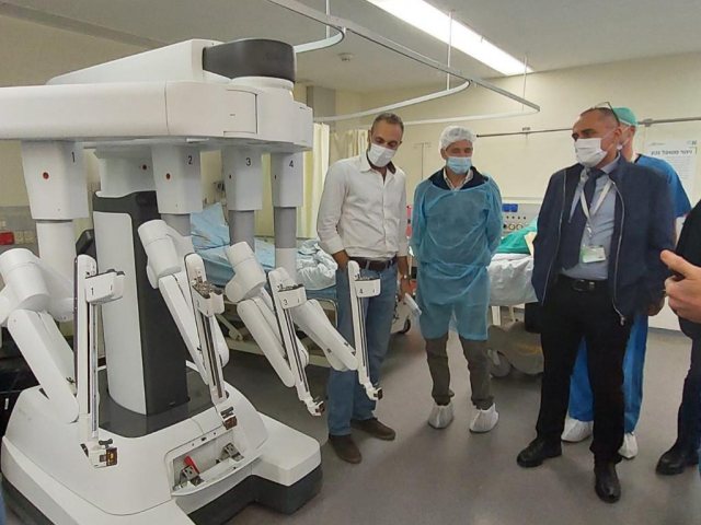 רובוט דה וינצי בחדר הניתוח במרכז הרפואי קפלן צילום גלעד שעבני שופן