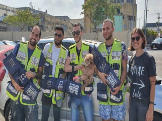 בתמונה המשותפת לאחר החילוץ קרדיט ידידים 