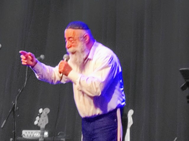 אריאל זילבר על הבמה צילום נס ציונה נט 