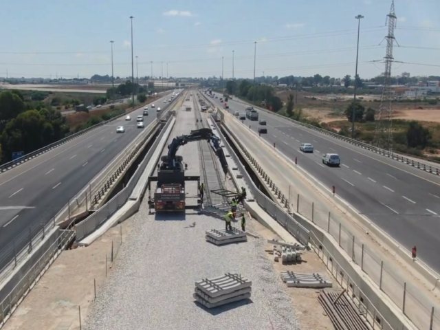 הנחת מסילות פרויקט מסילה 431 סמוך לנס ציונה 