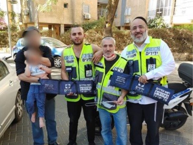הפעם זה נגמר בשלום מתנדבי ידידים האב והתינוק שננעל 