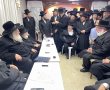הנהגת 'אשדוד התורנית' בניחום אבלים אצל הגר"ש אלתר