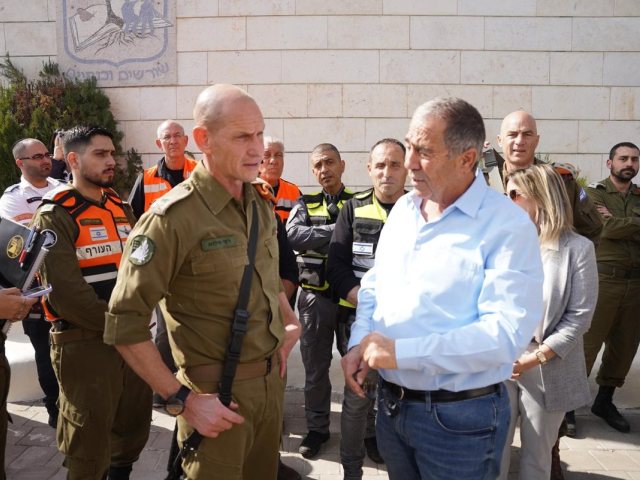 ראש העיר שמואל בוקסר ואנשי פיקוד העורף בתרגיל לשעת חירום בבית ספר ניצנים בנס ציונה ארכיון 