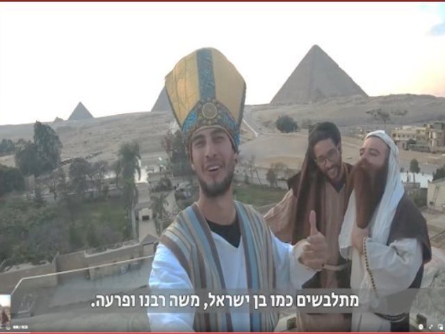 עם מי מתכננים טיול אחרי הצבא  עם אוהד הנווד מנס ציונה כאן על רקע הפירמידות צילום יוטיוב 