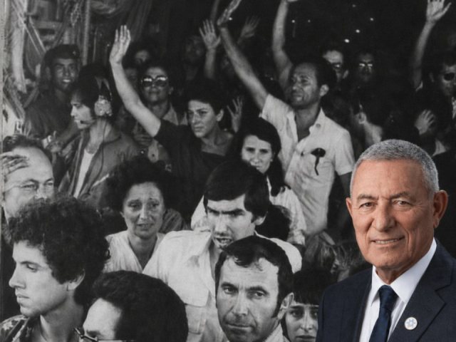 אלמוג כיום על רקע תמונת ארכיון של המשוחררים מגיעים...