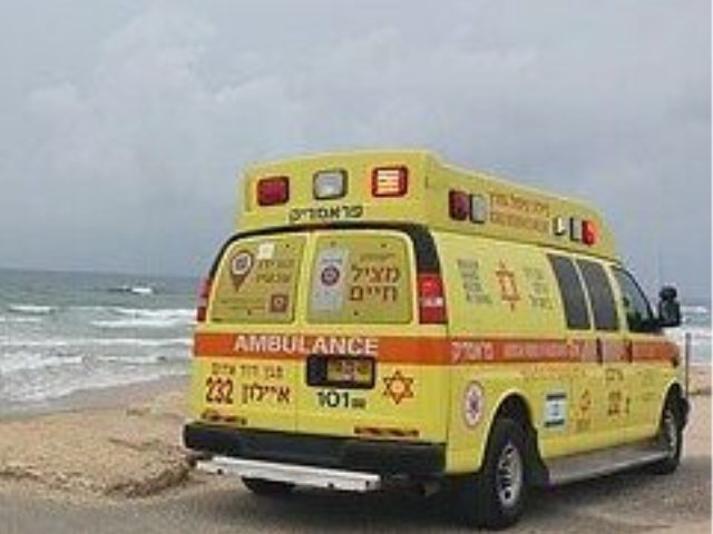 ניידת טיפול נמרץ של מדא בחוף הים צילום דוברות מדא