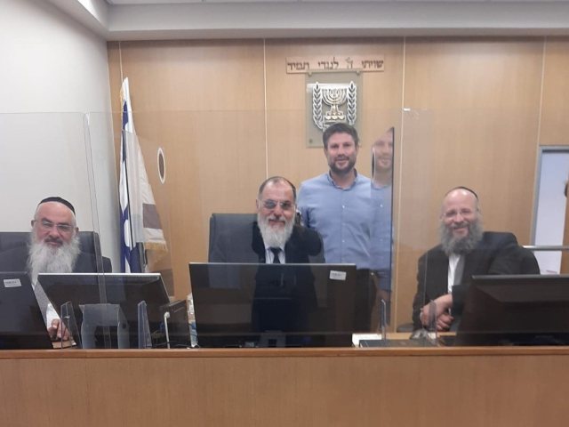 חה"כ סמוטריץ' עם דייני ביה"ד הרבני. דוברות בתי הדין הרבניים