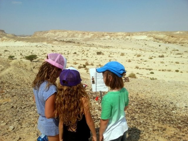 מדבר בריחה בנוף צוקים בערבה התיכונה. קרדיט נוף צוקים