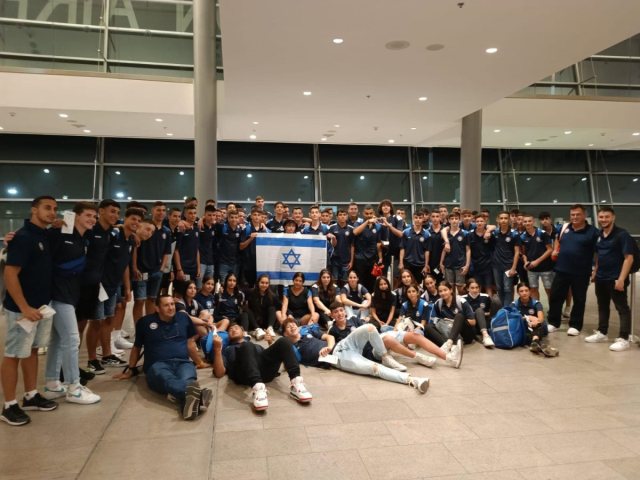 השחקנים והשחקניות מנס ציונה בדרך לבלגרד צילום פייסבוק עירוני נס ציונה 