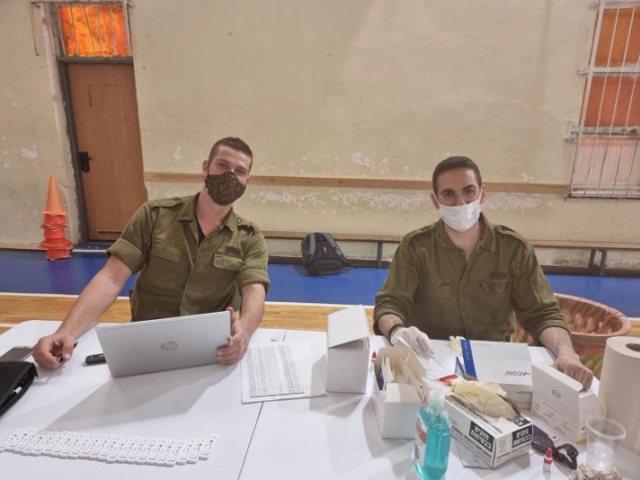 חיילי פיקוד העורף במבצע הבדיקות צילום עמוד פייסבוק עיריית נס ציונה 