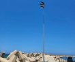 הותקנו עמודי תאורה חדשים בחוף הגולשים. רה"ע: "מעצמת גלישה"