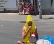 האיש המוזר הזה התיישב במרכז כיכר השבת עם מגפון | צפו