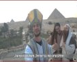 אוהד הנווד בתפקיד פרעה על רקע הפרמידות בגיזה מגיע לו ביג לייק צילום פייסבוק 
