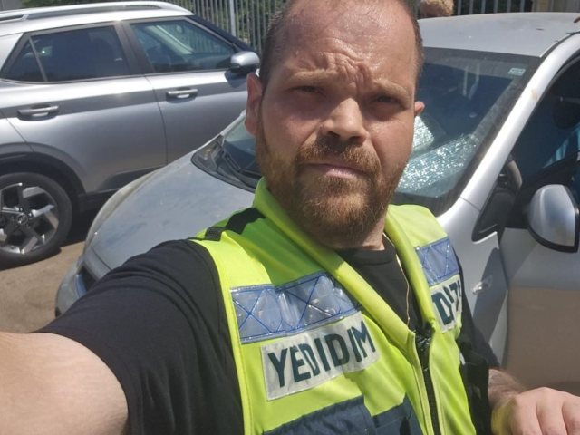 נס ציונה: זוהר גיל מתנדב בארגון ידידים חילץ  תינוק וכלב שננעלו יחדיו ברכב בשגגה בעיר. צילום ידידים