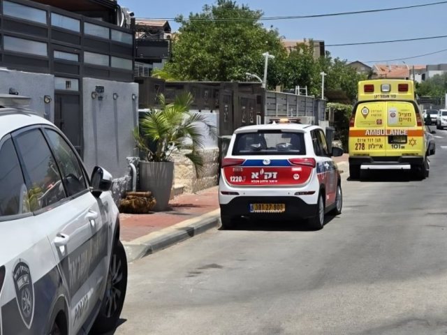 גבר בן 51 אותר ללא רוח חיים בביתו בקריית עקרון צילום: דוברות זק"א