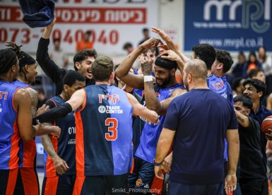 חוגגים בסיום המשחק מול ירושליים. צילום: עמית סמיקט