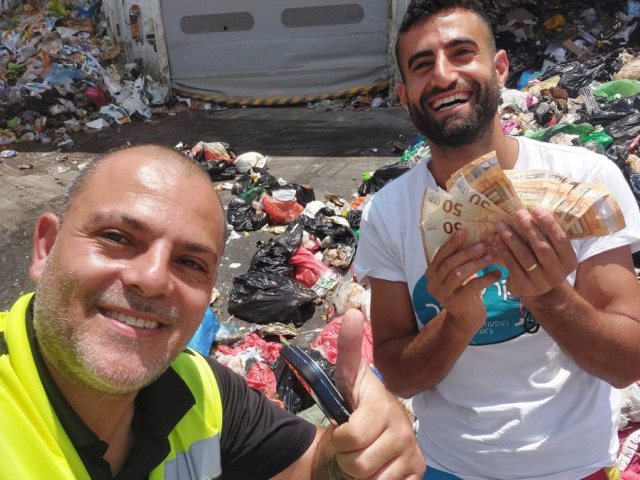 איש הקרקס משדרות מצא את מעטפת הכסף האבודה בתוך הררי הזבל קרדיט צילום: חזי נקאש