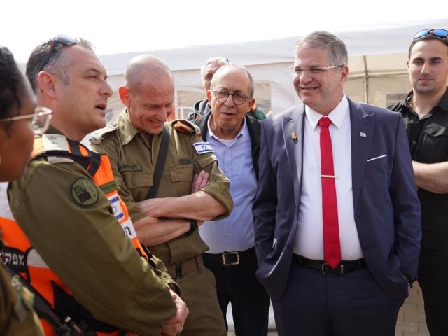 השר קיש בסיור בנס ציונה . ארכיון