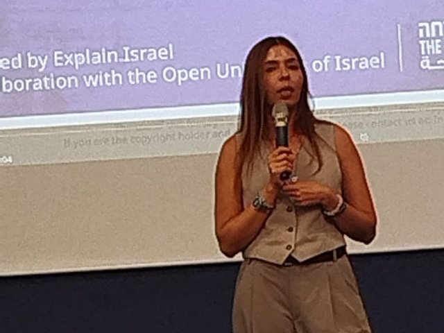 שורדת השבי מורן סטלה ינאי רתקה את תושבי נס ציונה בהרצאה בבית הפנאי 