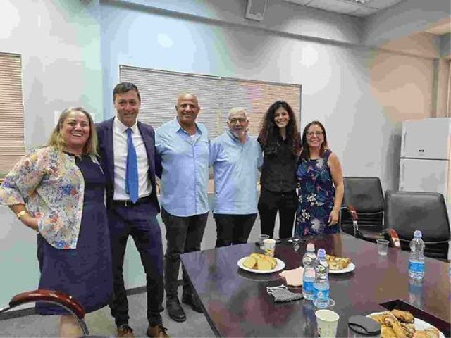 השגריר וחברים מקריית עקרון צילום דובר המועצה 