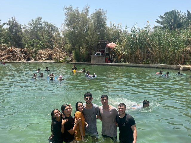  השמיניסטים משכבת אלמוג של צופי נס ציונה מצננים את הקיץ בעין גדי