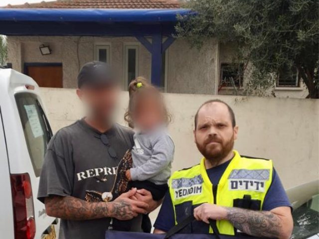 זוהר גיל מתנדב ידידים עם האב והפעוט לאחר החילוץ בנס ציונה 