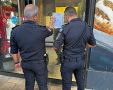 שוטרים סוגרים עסק שהעסיק שוהה בלתי חוקי צילום דוברות המשורה 