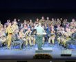 120 נגנים מקומיים ואורחיהם מתזמורת צה"ל הרעידו את במת היכל התרבות בנס ציונה. ראו בוידאו