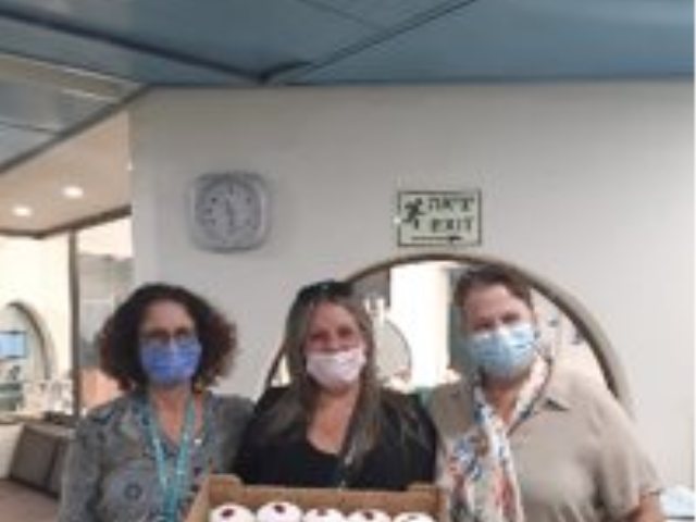 הרופאות הנרגשות וד"ר רעיה ליבוביץ ד"ר נירית ירום לצד יעל מרסל מימוני