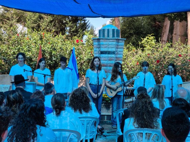זוכרים ולא שוכחים תלמיד בית הספר שיבולים נס ציונה לצד אנדרטת טקבלינקה בבית העלמין נס ציונה 