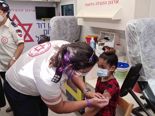  חיסון ילדים בקרוואן החיסונים של מדא - צילום דוברות מדא